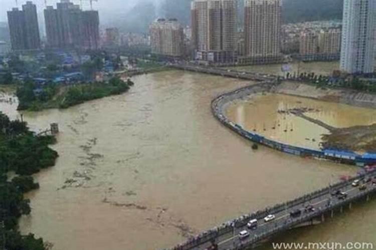 农历七月十五时上坟可以给老坟填土吗