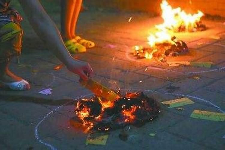 中元节在什么地方烧纸 中元节在哪里烧纸