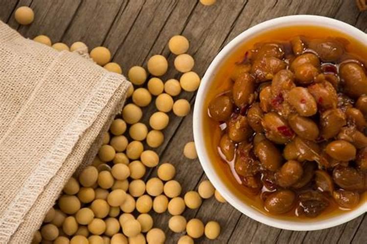 腊八豆变酸加食用纯碱可食用吗？