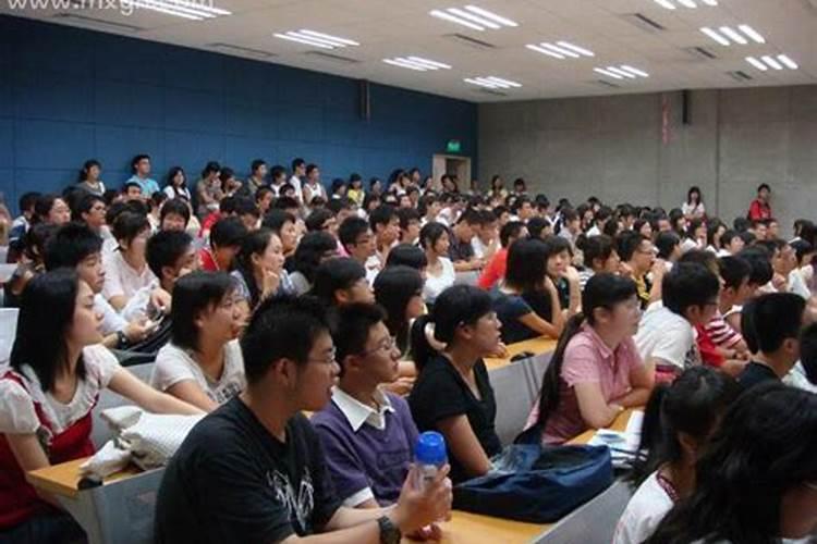 梦到回到学校上学预示着什么？