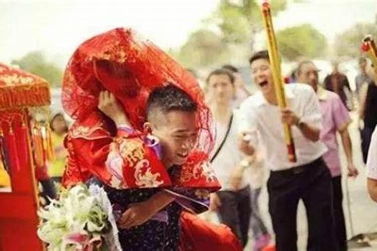 属鸡的女人嫁给属狗的怎么样 属鸡的女孩能和属狗的男孩结婚吗