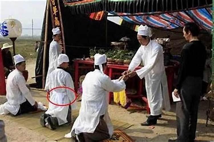 今年鸡年 狗犯太岁 有什么可以化解吗？可以穿红色吗？