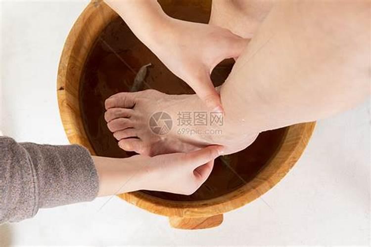梦见给人打洗脚水的预兆