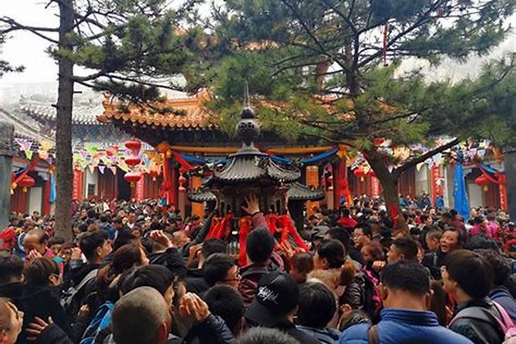妈去世过百天了,七月十五可以去墓地烧泜吗？