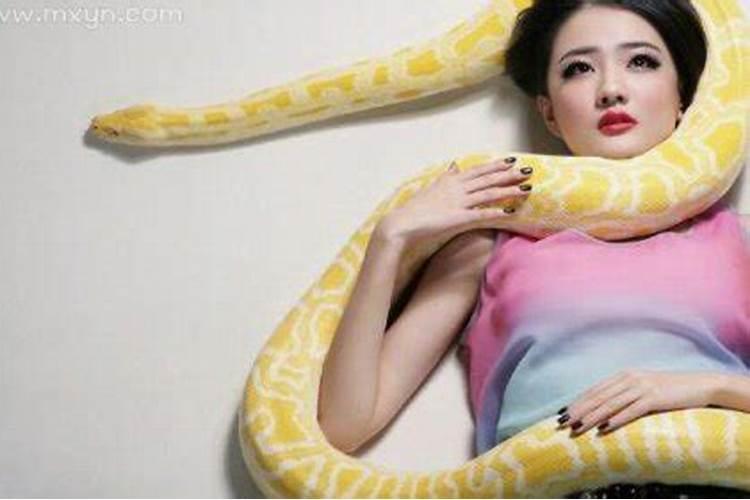 女人梦见蛇缠身是什么预兆