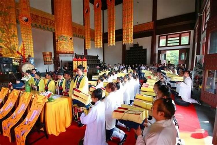 ...下葬前遗体放家里七天,这七天请道士做法,我去看了,场地布置的很吓人...