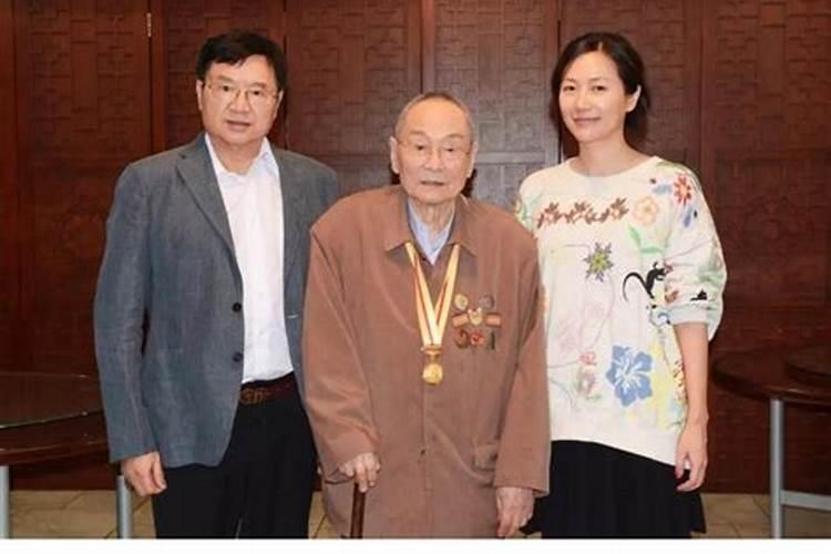 我的儿子是今年2012年5月15日中午12点16分出生的,五行缺金,请高手给...