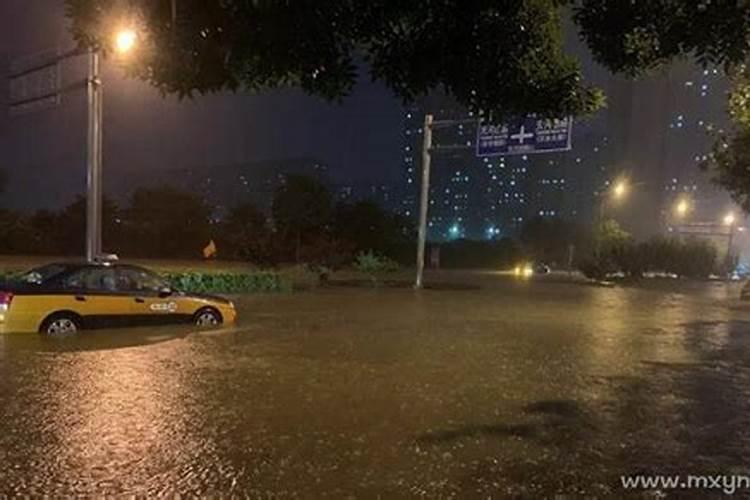 梦见水满满路上全是水