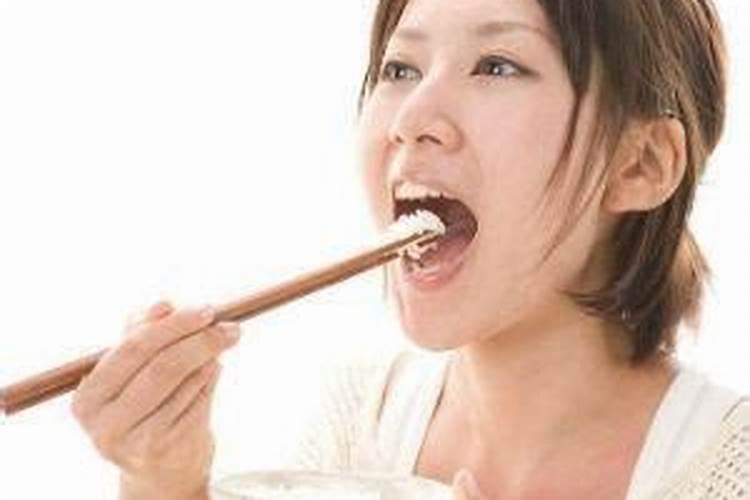 梦见和别人吃饭是什么意思