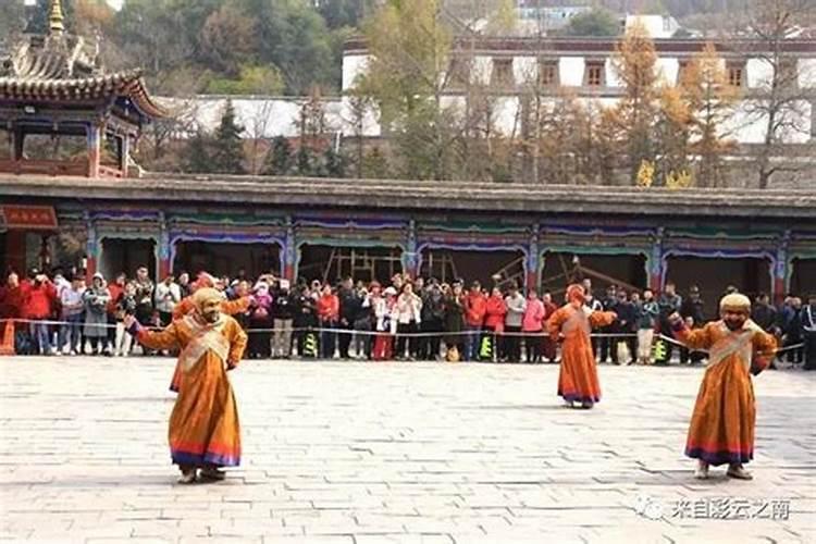 在寺庙正准备拜佛时,遇寺庙僧人阻断,先行进行法事,好吗？