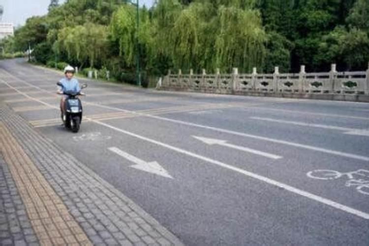梦见自己骑电瓶车走上坡路,很辛苦