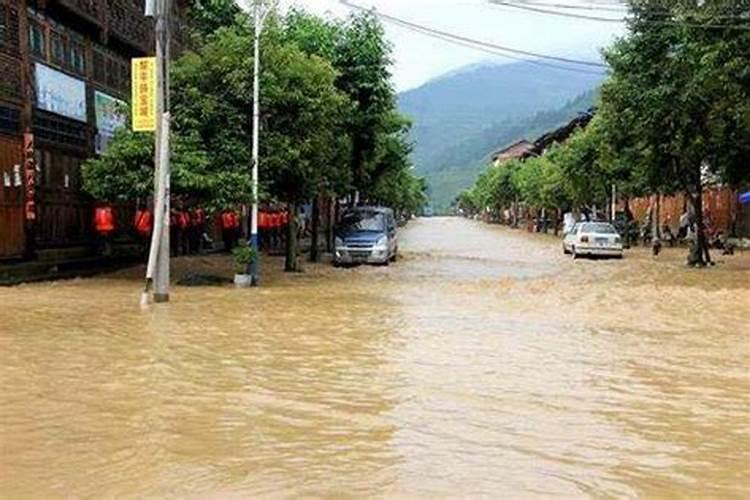 梦见洪水淹没道路是什么意思？