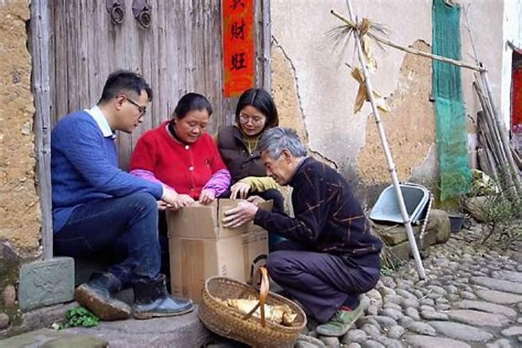 梦见很多人伴老婆婆