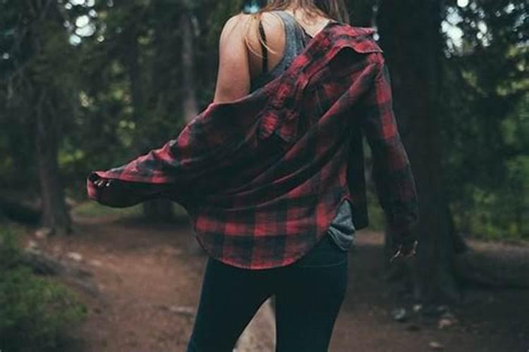 梦见一个人让我换白色的衣服的预兆