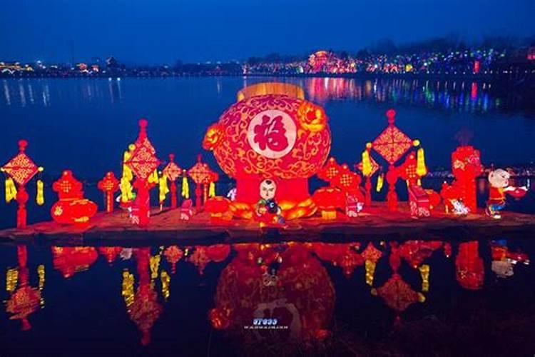 我国古代过春节,一般从农历腊月二十三日或二十四日的祭灶就开始了,这一...