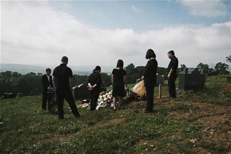 梦见两个女人光着身子合我睡的预兆