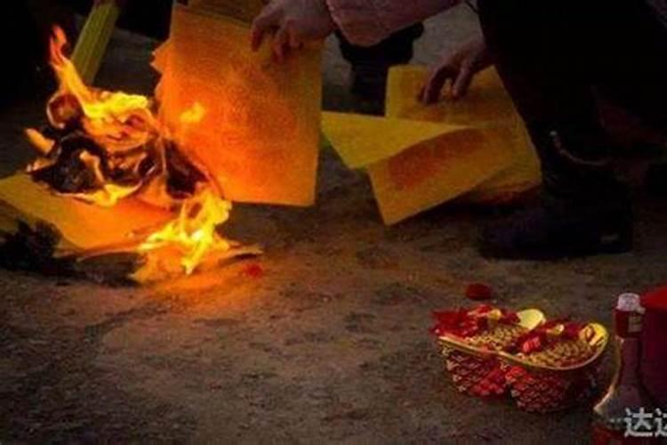 清明节露天烧纸是民俗还是陋习？如何正确的缅怀祖先？