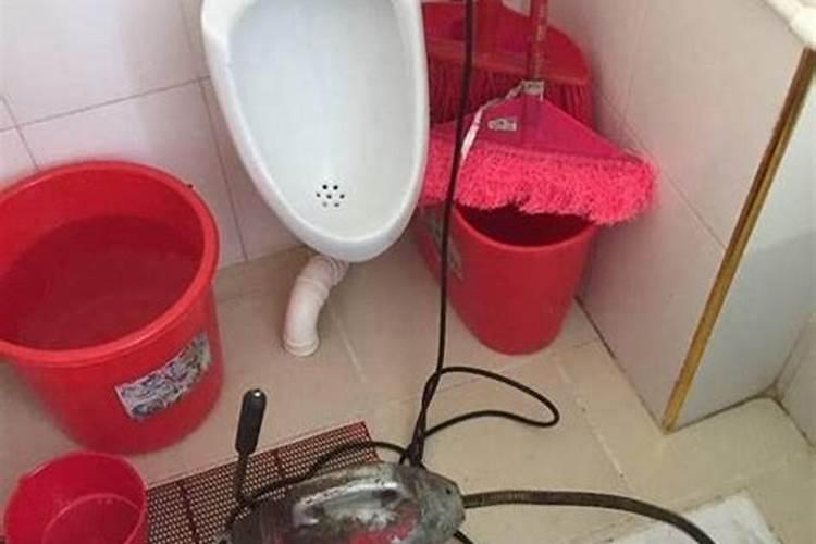 梦到厕所堵了自己疏通是什么征兆