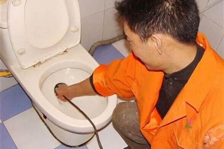 梦见厕所堵了自己疏通开了是什么意思