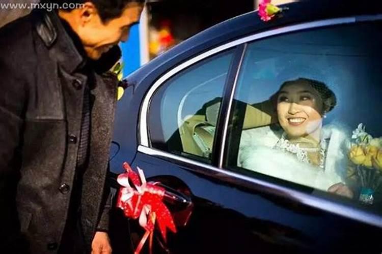 女儿梦见父母都死了