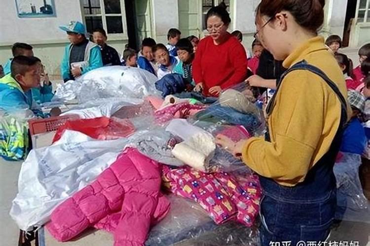 把自己的旧衣服给别人穿,会对自己造成影响吗？