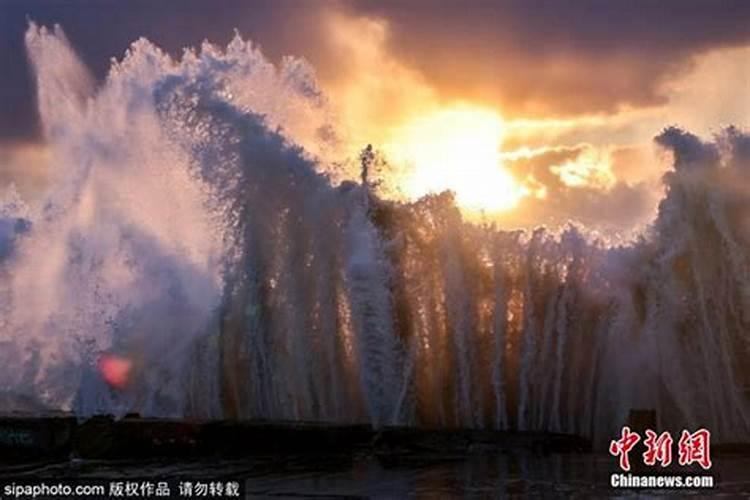 梦见大海波涛汹涌狂风巨浪