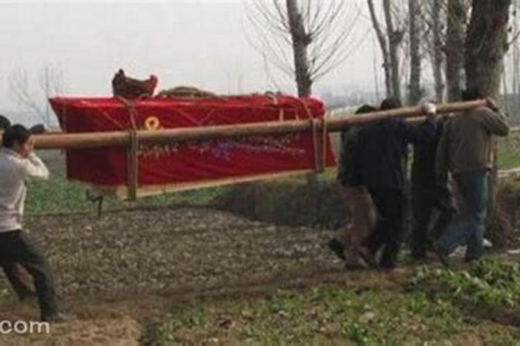 梦见四个人抬棺材是什么意思？