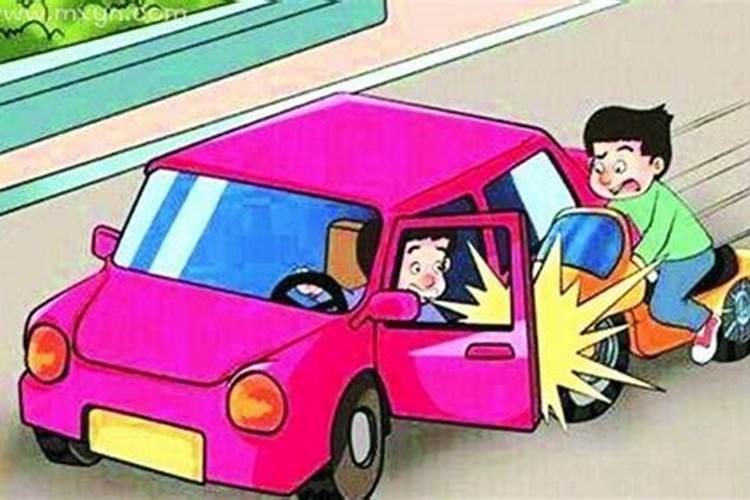 女人梦见看到路上出车祸
