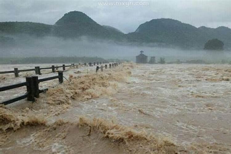 梦见发洪水自己被淹是什么意思？
