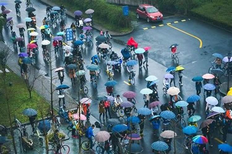 梦见骑车下雨是什么意思？