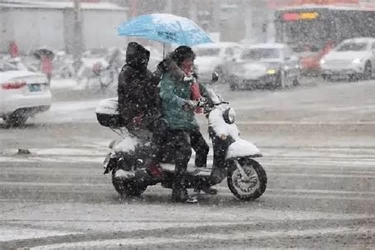 梦见骑车下雨的预兆