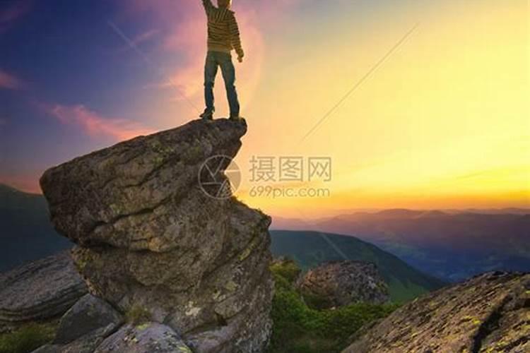 梦见小孩爬山快到顶落下