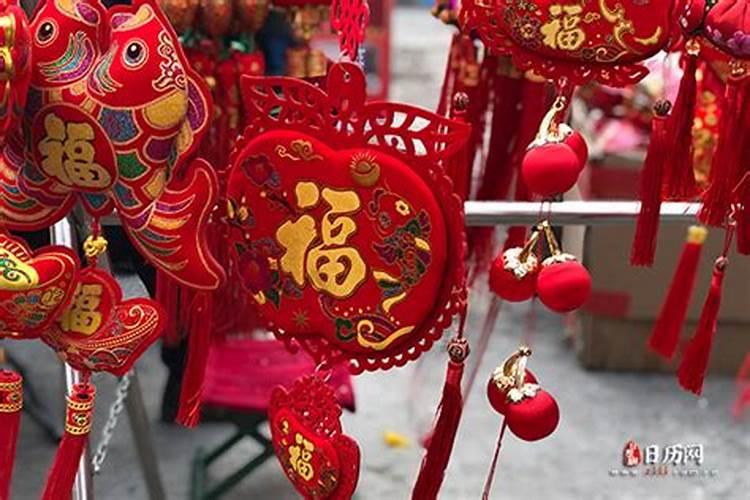 属虎的本一年应该戴什么属相,属虎的戴什么吉祥物
