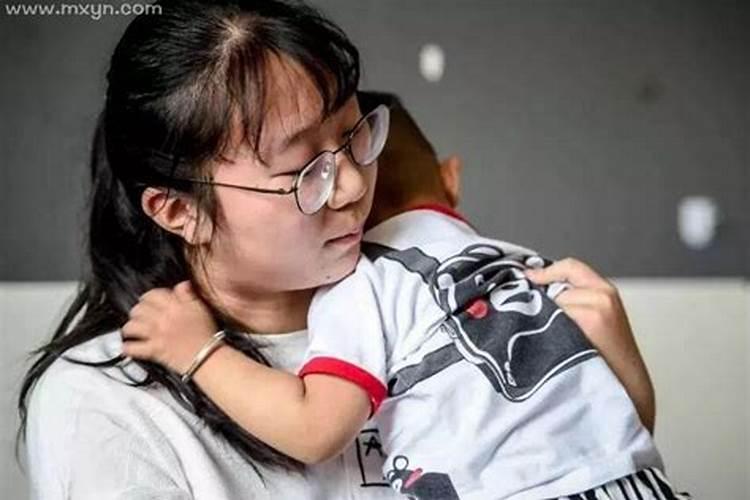 梦见自己怀里抱着一个小婴儿是什么意思