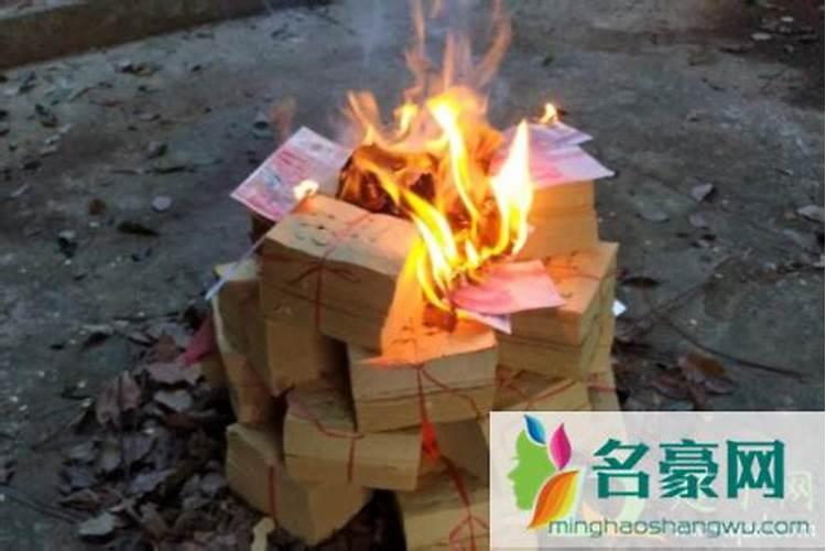 城里腊月二十三前怎么给老伴烧纸？