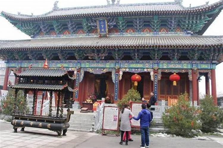 潍坊青州三贤祠内的千年老树为什么被绑满了铁架子？
