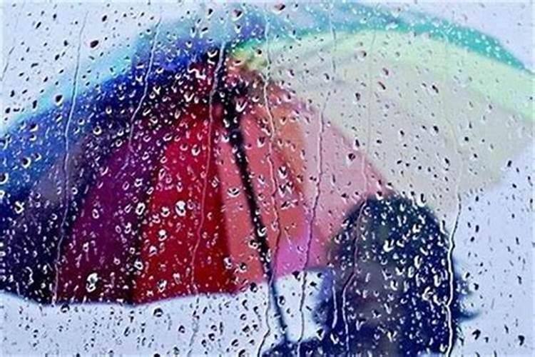 中老年女人梦到大雨是什么意思？
