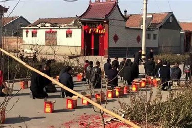 清明除夕给亲人烧纸钱要磕几个头？常说人三鬼四是什么