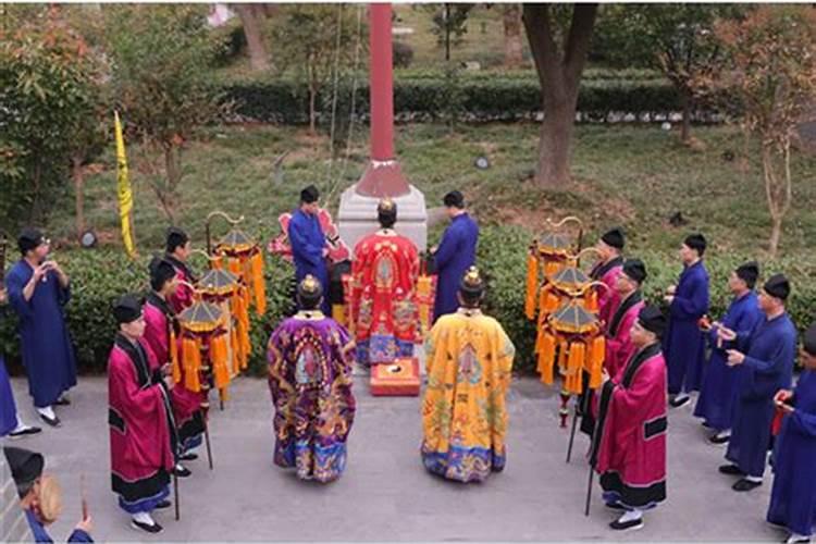 “又只一拳,太阳上正着,却似做了一个全堂水陆的道场,磬儿、钹儿、铙儿...
