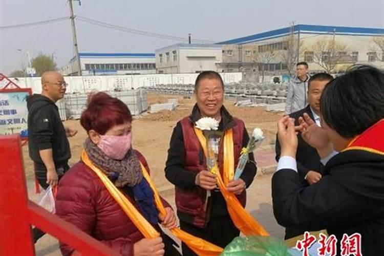 梦见坟冒烟是什么意思 梦见坟冒烟的意思