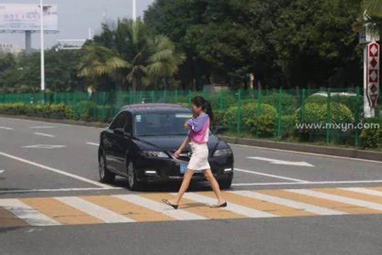 梦见车被撞坏人逃跑了是什么意思