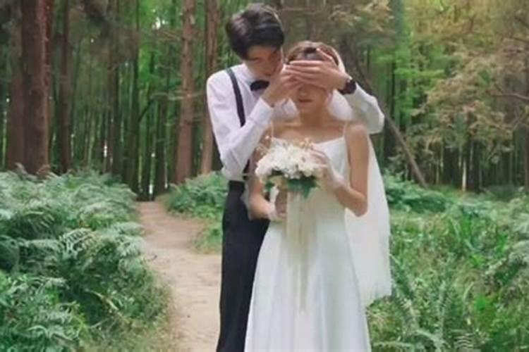 我梦见有一个美丽的女孩拉住我的手不放!