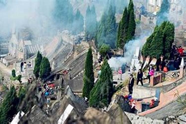 梦见坟地塌陷下去的预兆