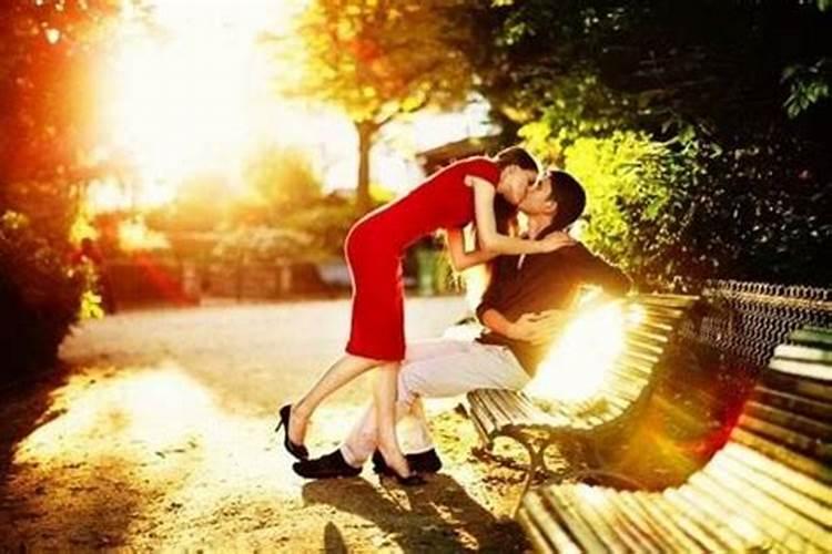 梦见自己和一个女人接吻有什么预兆