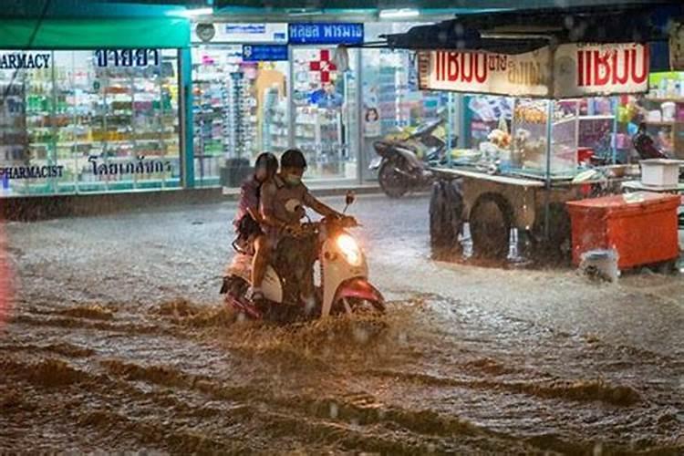 梦见下雨后涨水