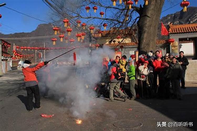 梦见一群人放鞭炮