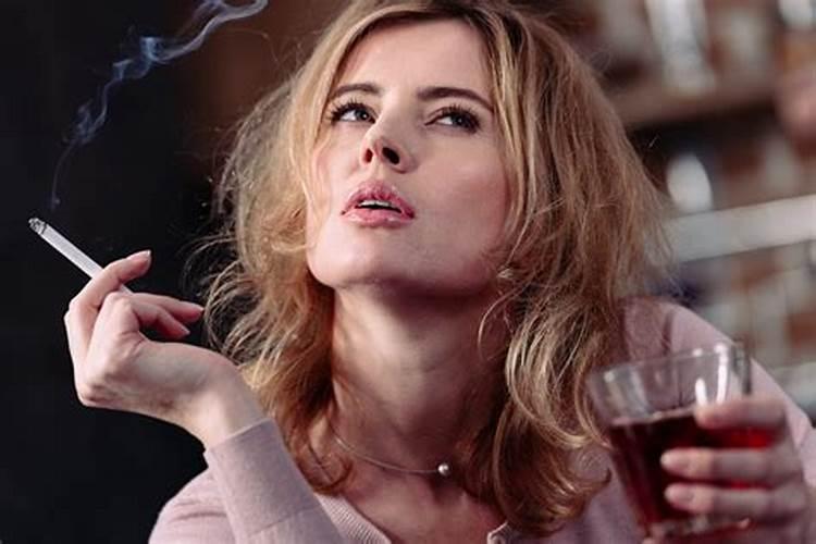 梦见认识的女的在抽烟的预兆