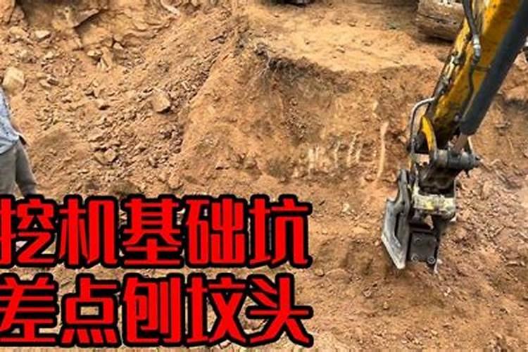 因为修公路,我奶奶的坟被大石头打垮,应该怎么处理？