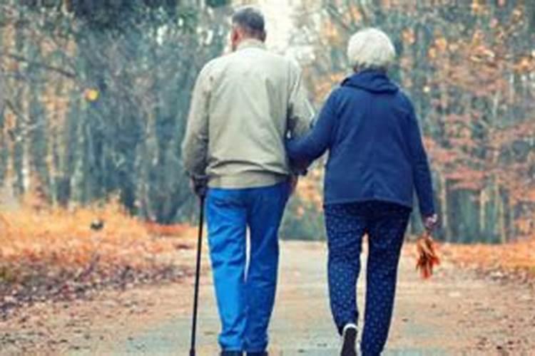 男友家拿我俩的生辰八字算、反对我们结婚,我该怎么办