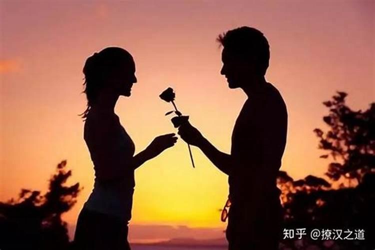 梦见一个男人对我暧昧是什么意思,梦见其他男人对自己有暧昧行为